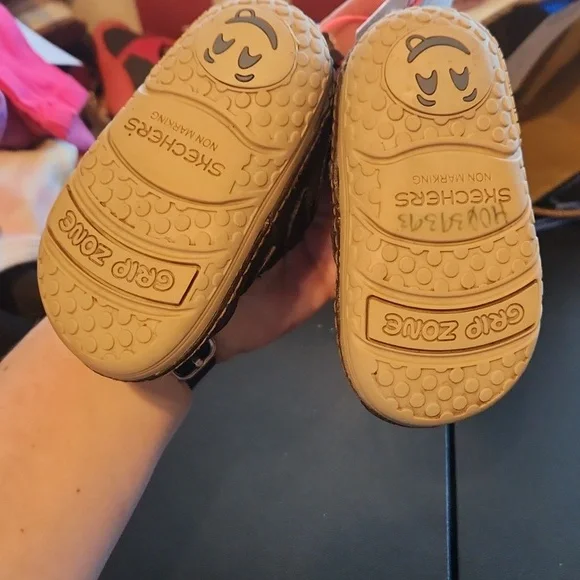 SKECHERS TODDLER SIZE 2 Brown Kids Shoes - Picture 2 of 2